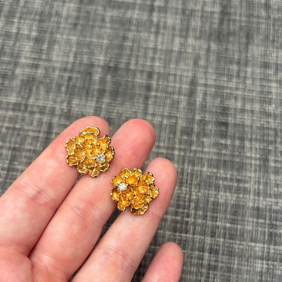 Vintage Gold Tone Small Floral Cluster Stud Earrings - Picture 3 of 6